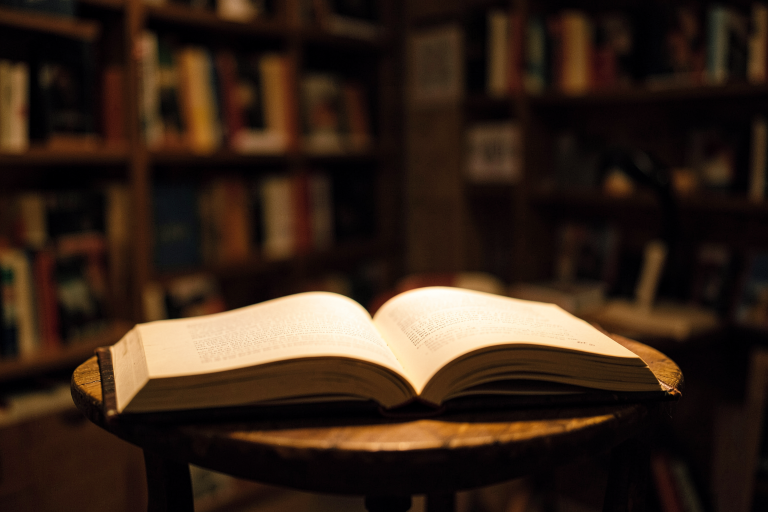 Un libro aperto su un tavolino della libreria, la sera